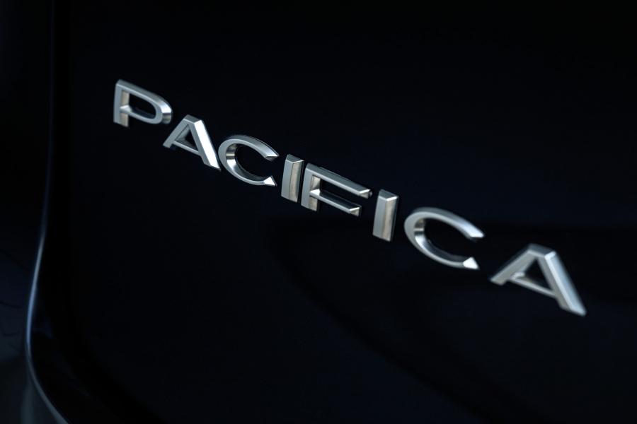 Логотип Chrysler Pacifica Pinnacle AWD (RU) 2020 года  (фото 40 из 82)
